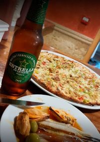 Hotel Los Romeros mesa con cerveza y pizza