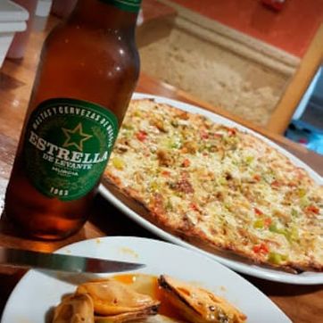 Hotel Los Romeros mesa con cerveza y pizza
