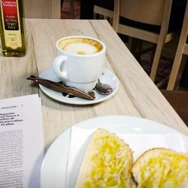 Hotel Los Romeros cafe con tostas de pan