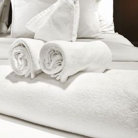 Hotel Los Romeros toallas encima de una cama 